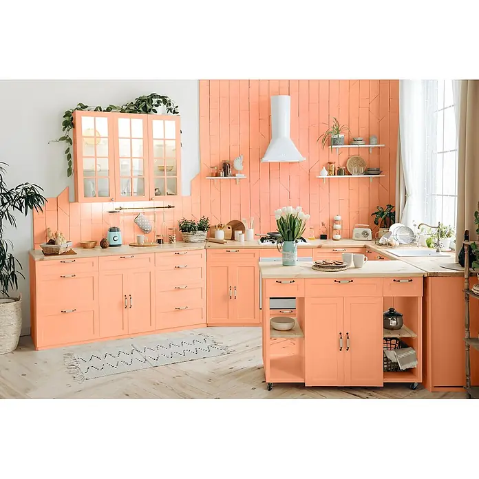 Caleo Color Buntlack Papaya - Papaya, Seidenmatt, 0,15 l, Wasserbasiert - Eine pfirsichfarbene U-förmige Küche mit hellen Holzplatten und einer Insel, dekoriert mit Pflanzen und Küchenutensilien.