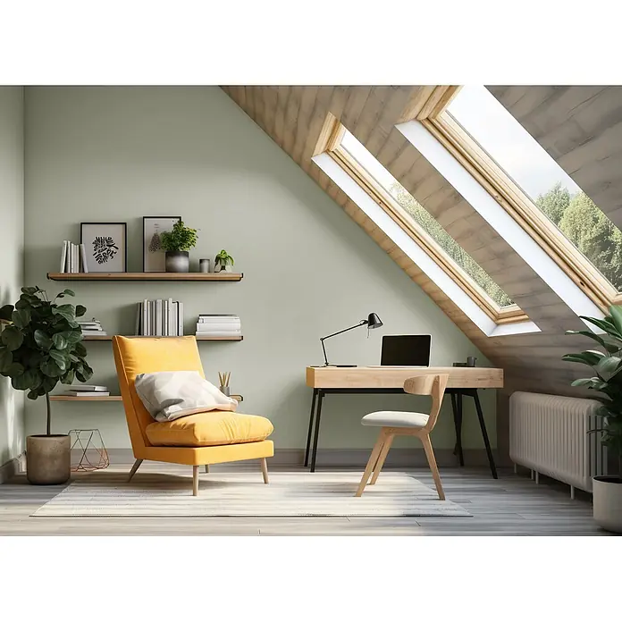 Caleo Color Wandfarbe Lehmfarbe Rauchschwade - Rauchschwade, Matt, 0,15 l - Helles, luftiges Dachgeschoss-Büro mit gelbem Sessel, elegantem Holzschreibtisch und großen Dachfenstern.