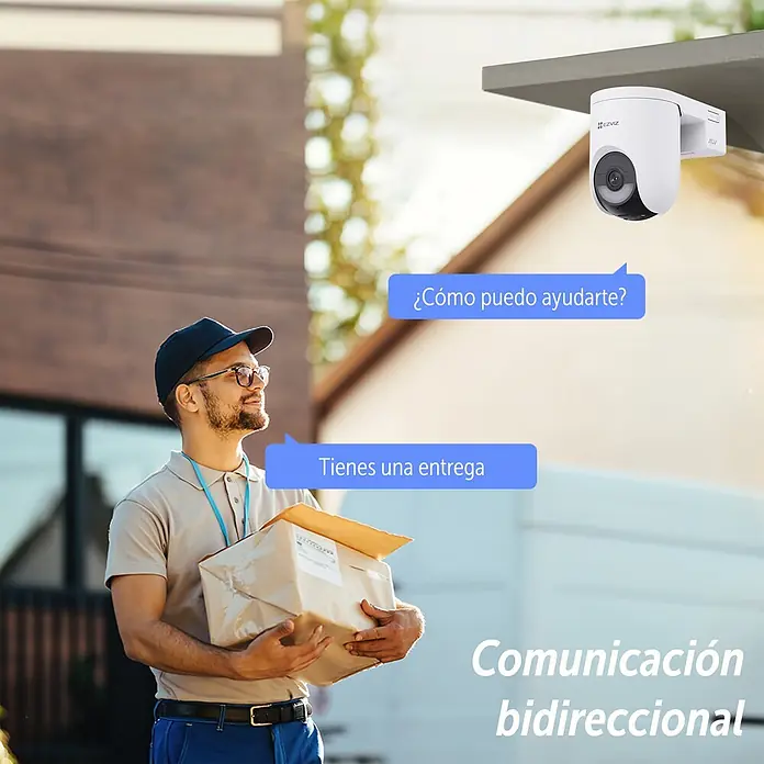 EZVIZ Cámara de vigilancia HB8 - Blanco, Ángulo de detección: 360 °, Alcance de detección: 15 m - Cámara de seguridad EZVIZ blanca con comunicación bidireccional, interactuando con un repartidor en la entrada.