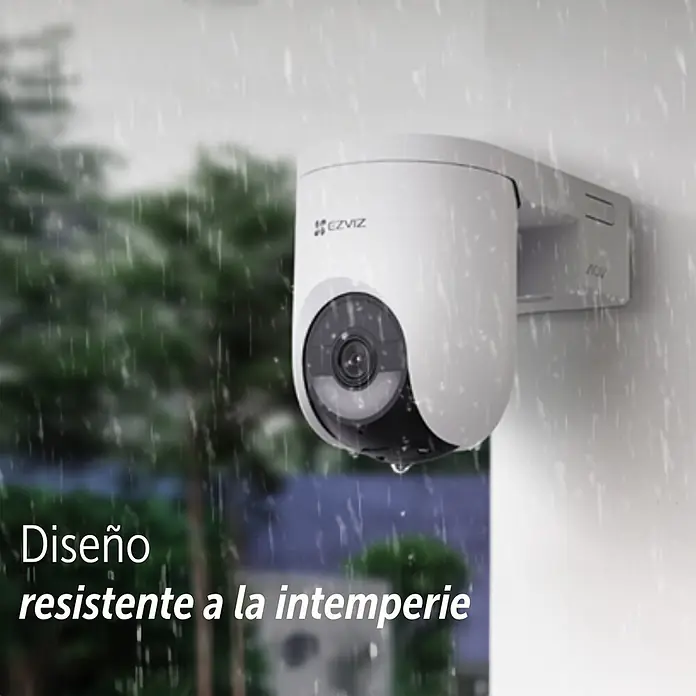 EZVIZ Cámara de vigilancia HB8 - Blanco, Ángulo de detección: 360 °, Alcance de detección: 15 m - Cámara de seguridad exterior blanca montada en una pared, grabando bajo la lluvia, destacando su diseño resistente a la intemperie.