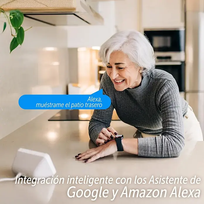 EZVIZ Cámara de vigilancia HB8 - Blanco, Ángulo de detección: 360 °, Alcance de detección: 15 m - Una mujer sonriente usa un dispositivo inteligente blanco en la encimera de la cocina, mostrando integración de asistente de voz.
