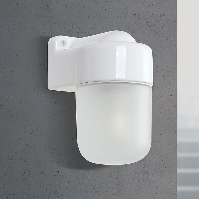 Orion Leuchten Wandleuchte - 40 W, L x B x H: 11,2 x 8,5 x 14,6 cm, E27 - Weiße Keramik-Außenwandleuchte mit mattierter Glasabdeckung.