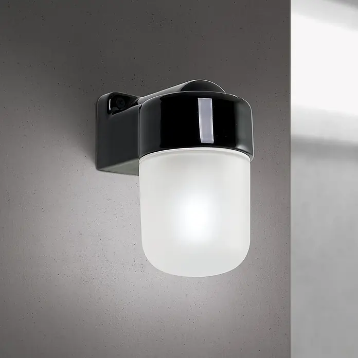 Orion Leuchten Wandleuchte - 40 W, L x B x H: 11,2 x 8,5 x 14,6 cm, E27 - Schwarze Wandleuchte mit mattiertem weißem Glasdiffusor, leuchtend.