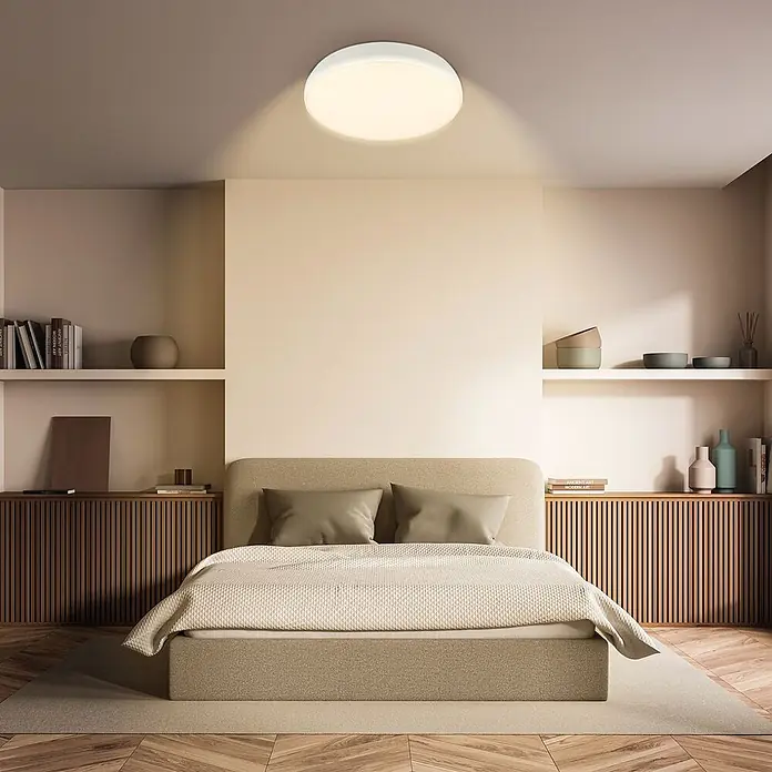 Brilo Plafón LED redondo Nikan - 20 W, Ø x Al: 35 x 8,5 cm, Blanco, Blanco neutro - Lámpara de techo redonda blanca iluminando un dormitorio moderno.