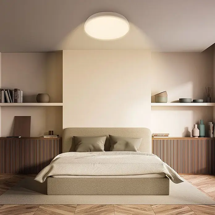 Brilo Plafón LED redondo Nikan - 20 W, Ø x Al: 35 x 8,5 cm, Beige, Blanco neutro - Lámpara de techo redonda blanca iluminando un dormitorio moderno.