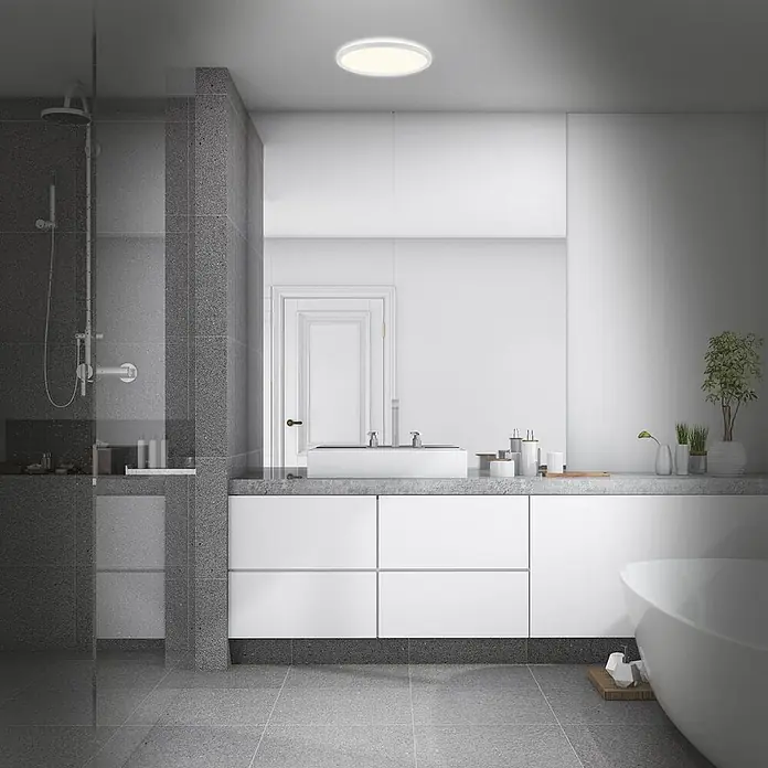 Brilo Plafón LED redondo Slim Case - 18 W, Ø x Al: 29 x 3 cm, Blanco, Blanco neutro - Lámpara de techo LED redonda blanca iluminando un baño moderno gris y blanco.