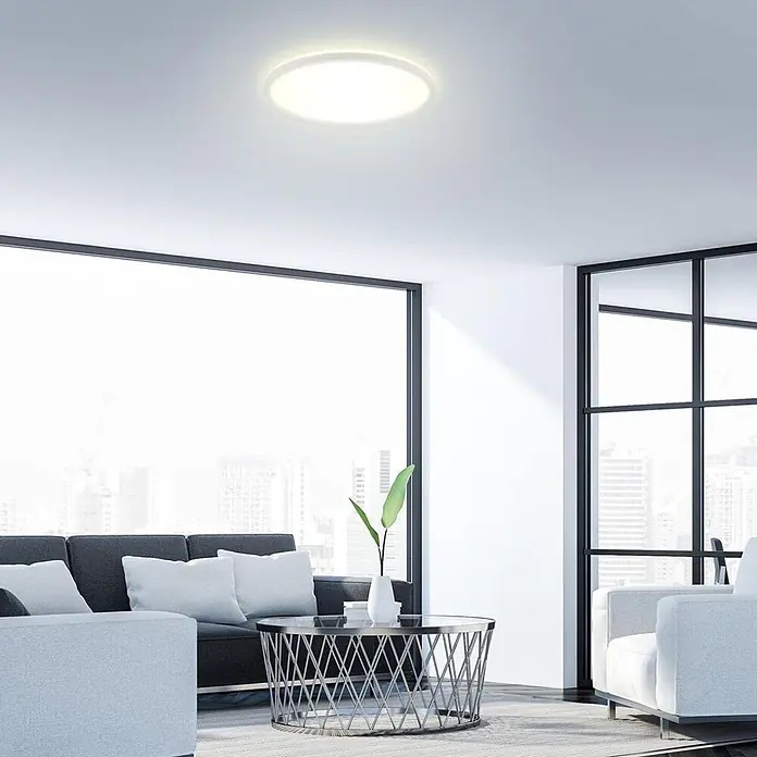 Brilo Plafón LED redondo Slim Case - 22 W, Ø x Al: 42 x 3 cm, Blanco, Blanco neutro - Lámpara de techo LED redonda blanca empotrada iluminando un salón moderno.