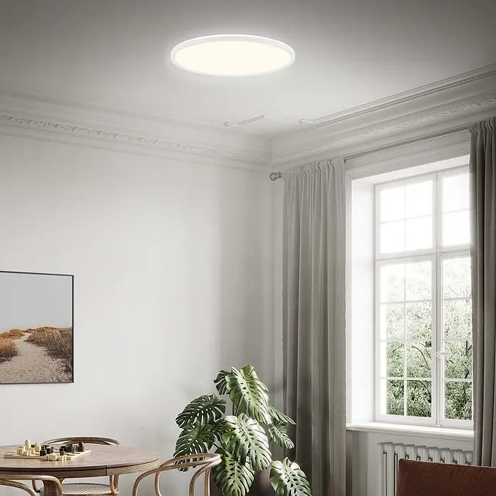 Brilo Plafón LED redondo Slim Case - 22 W, Ø x Al: 42 x 3 cm, Blanco, Blanco neutro - Plafón LED redondo blanco iluminando una habitación luminosa.