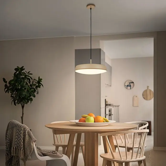 Brilo Lámpara colgante LED redonda Nala - 14,5 W, Ø x Al: 35 x 120 cm, Antracita/Macchiato, Blanco cálido - Lámpara colgante crema con acento de madera iluminando una mesa de comedor de madera en un comedor moderno.