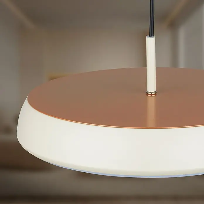Brilo Lámpara colgante LED redonda Nala - 14,5 W, Ø x Al: 35 x 120 cm, Gris/Café, Blanco cálido - Lámpara colgante con parte superior cobriza y cuerpo blanco crema, suspendida de un cable negro.