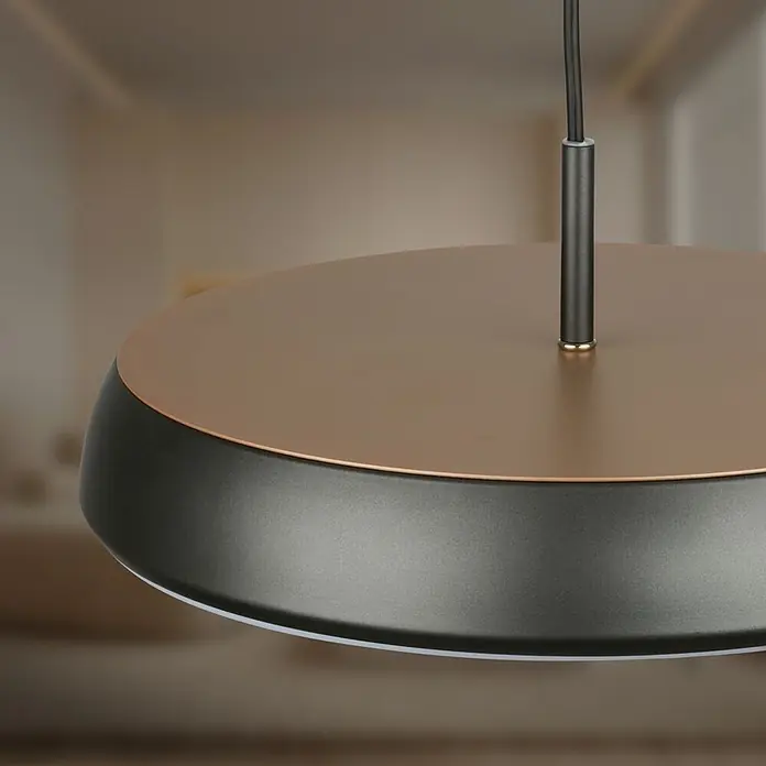 Brilo Lámpara colgante LED redonda Nala - 14,5 W, Ø x Al: 35 x 120 cm, Bronce/Antracita, Blanco cálido - Lámpara colgante moderna en forma de disco con parte superior de bronce y base curva gris oscuro, suspendida por un cable negro.