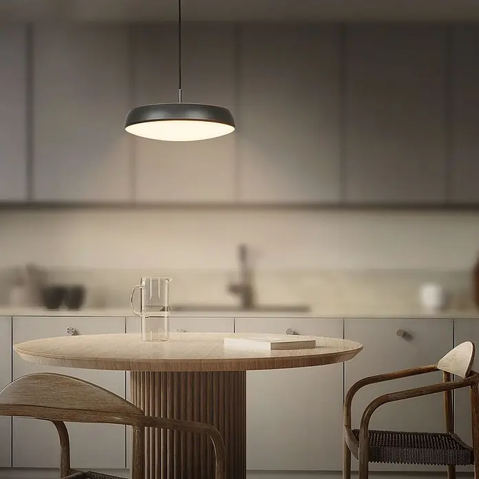 Brilo Lámpara colgante LED redonda Nala - 14,5 W, Ø x Al: 35 x 120 cm, Bronce/Antracita, Blanco cálido - Lámpara colgante redonda oscura con difusor blanco brillante, iluminando una mesa de madera en una cocina moderna.