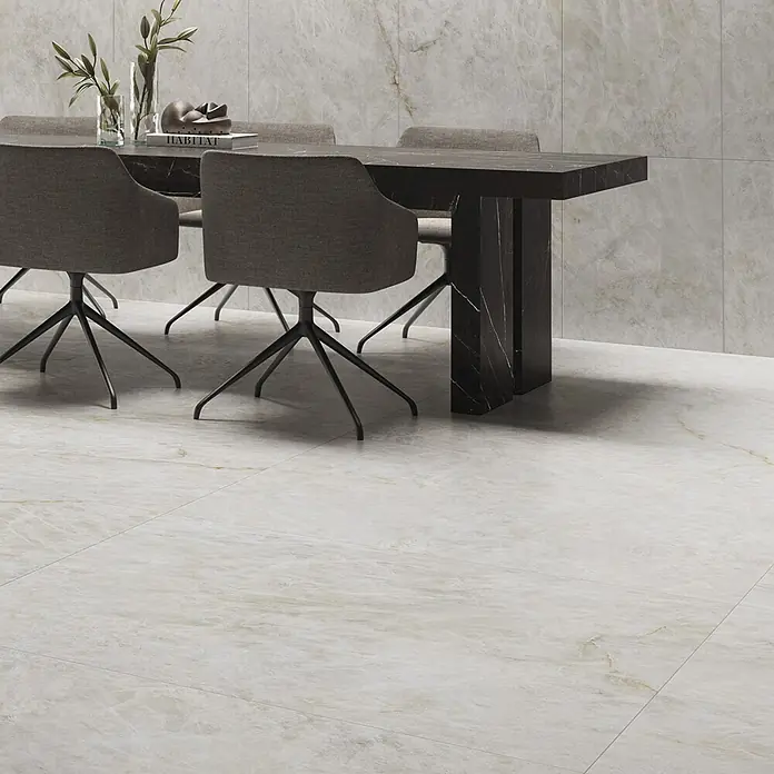 RAK Ceramics Feinsteinzeugfliese Crystal - 60 x 120 cm, Onyx White, Matt - Großformatige, hellbeige Fliesen in Marmoroptik an Boden und Wand in einem modernen Esszimmer.