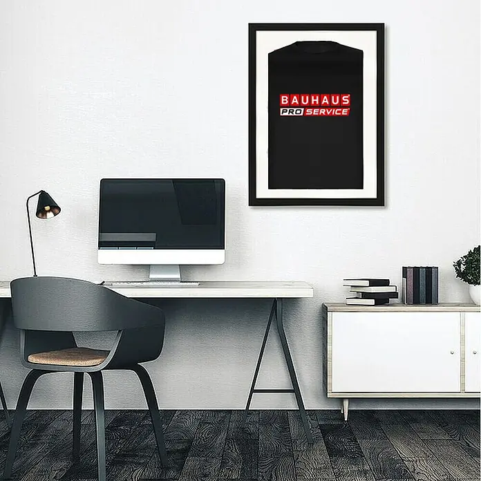 Cuadro enmarcado para camiseta - Negro, An x Al: 40 x 56 cm - Camiseta negra enmarcada con el logo "BAUHAUS PRO SERVICE", colgada en la pared sobre un escritorio en un entorno de oficina.