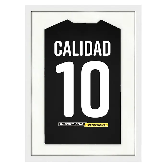 Cuadro enmarcado para camiseta - Blanco, An x Al: 40 x 56 cm - Póster negro enmarcado en blanco, estilo camiseta, con "CALIDAD 10" y "De PROFESIONAL a PROFESIONAL" en texto blanco.