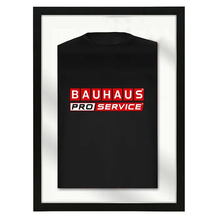 Cuadro enmarcado para camiseta - Negro, An x Al: 40 x 56 cm - Camiseta negra con el logo rojo y blanco "BAUHAUS PRO SERVICE", presentada en un marco negro.