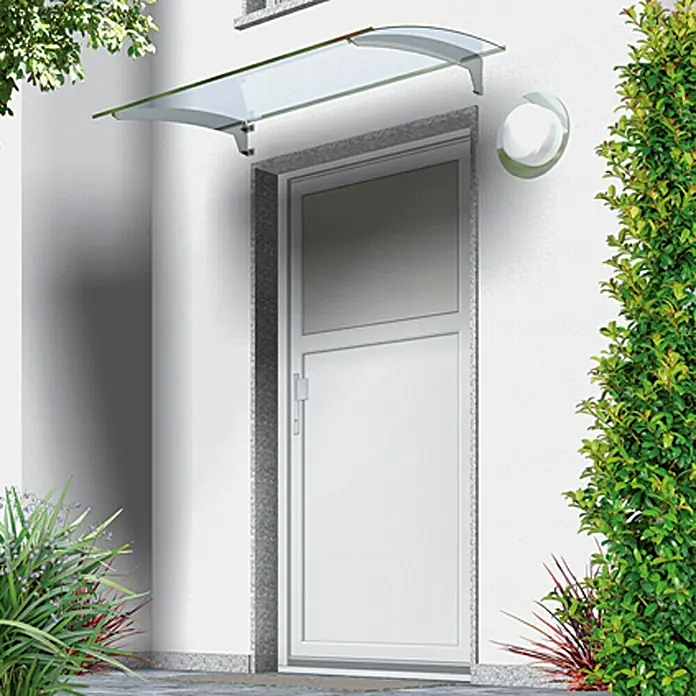 Solid Elements Nebeneingangstür KF-02 - 98 x 198 cm, DIN Anschlag: Links, Weiß - Eine moderne Haustür mit einem Glasvordach, das vor Wind und Wetter schützt, integriert in eine stilvolle Fassade mit Begrünung.