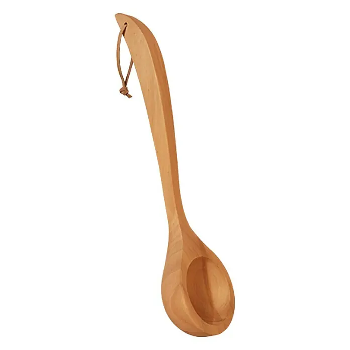 Weka Schöpfkelle - Holz, 140 ml - Nahaufnahme eines hölzernen Saunalöffels mit Schlaufe, ideal zum Schöpfen von Wasser und Aufgießen auf heiße Steine für ein entspannendes Saunaerlebnis.