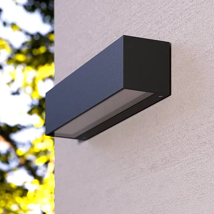 Lucande LED Wandlampe aussen grafitgrau, LED Wandleuchte außen, -  - Dunkle, rechteckige Außenwandleuchte an einer texturierten Fassade.