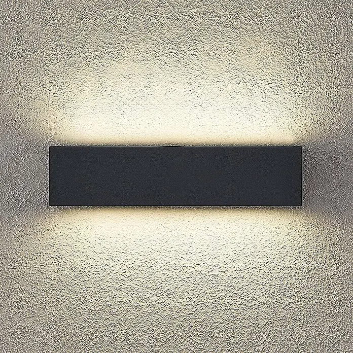 Arcchio LED Wandleuchte aussen in anthrazit, Aussenlampe Wand -  - Dunkle rechteckige LED-Wandleuchte an strukturierter Wand, die warmes Licht nach oben und unten abgibt.