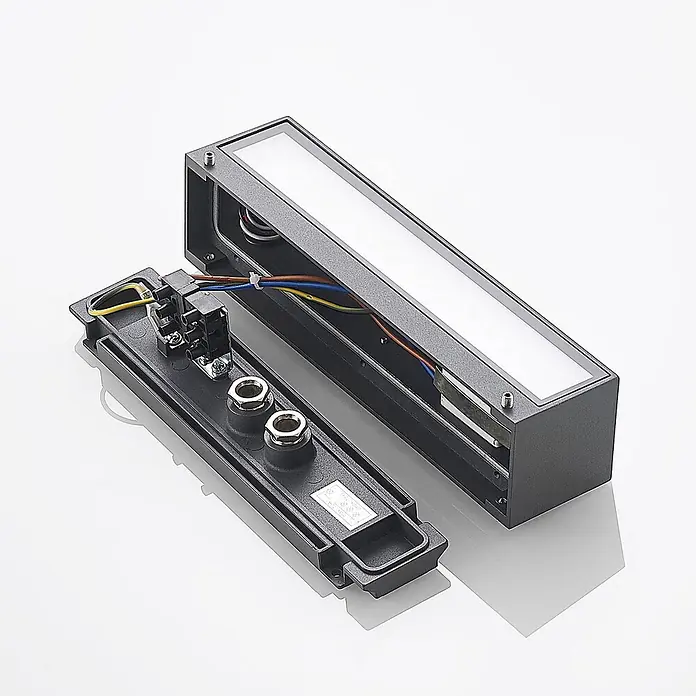 Arcchio LED Wandleuchte aussen in anthrazit, Aussenlampe Wand -  - Zerlegte dunkelgraue Außenwandleuchte mit Innenverdrahtung, weißem Diffusor und Montageplatte mit elektrischen Anschlüssen.