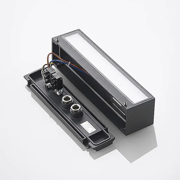 Arcchio LED Wandleuchte aussen in anthrazit, Aussenlampe Wand -  - Zerlegte dunkelgraue lineare LED-Außenwandleuchte mit Innenverdrahtung und Montageplatte.