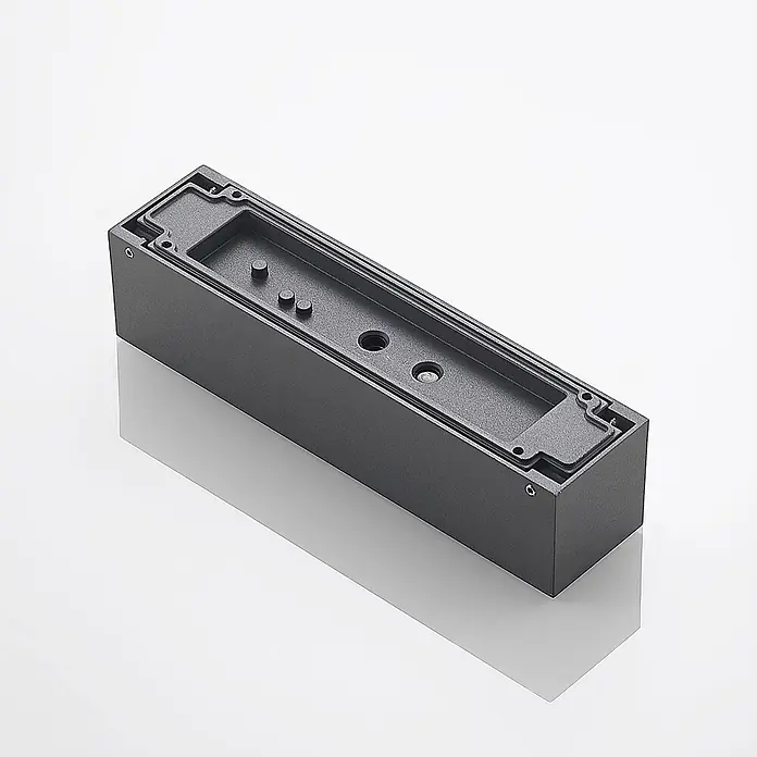 Arcchio LED Wandleuchte aussen in anthrazit, Aussenlampe Wand -  - Dunkelgraues rechteckiges Metallgehäuse mit offener Oberseite, das interne Befestigungspunkte und eine Dichtungsnut zeigt.