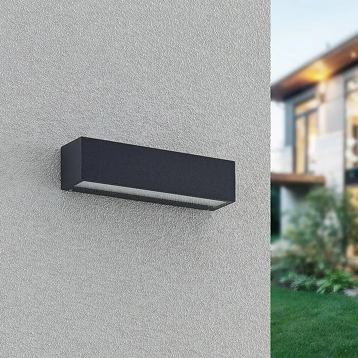 Arcchio LED Wandleuchte aussen in anthrazit, Aussenlampe Wand -  - Dunkelgraue rechteckige Außenwandleuchte an einer strukturierten Wand.