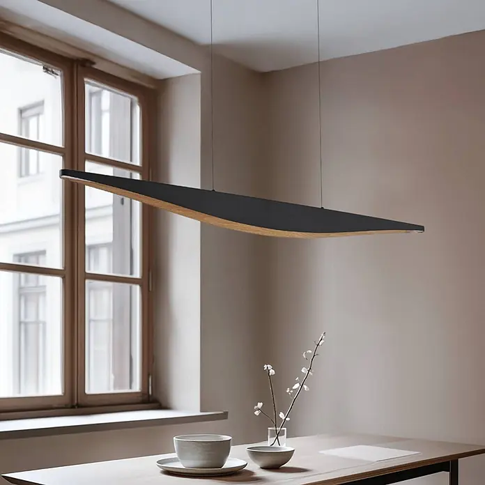 Lucande LED Pendelleuchte Esstisch dimmbar, Hängelampe Esszimmerlampe -  - Elegante Pendelleuchte aus Schwarz und Holz über einem hellen Holztisch, beleuchtet einen modernen Essbereich.