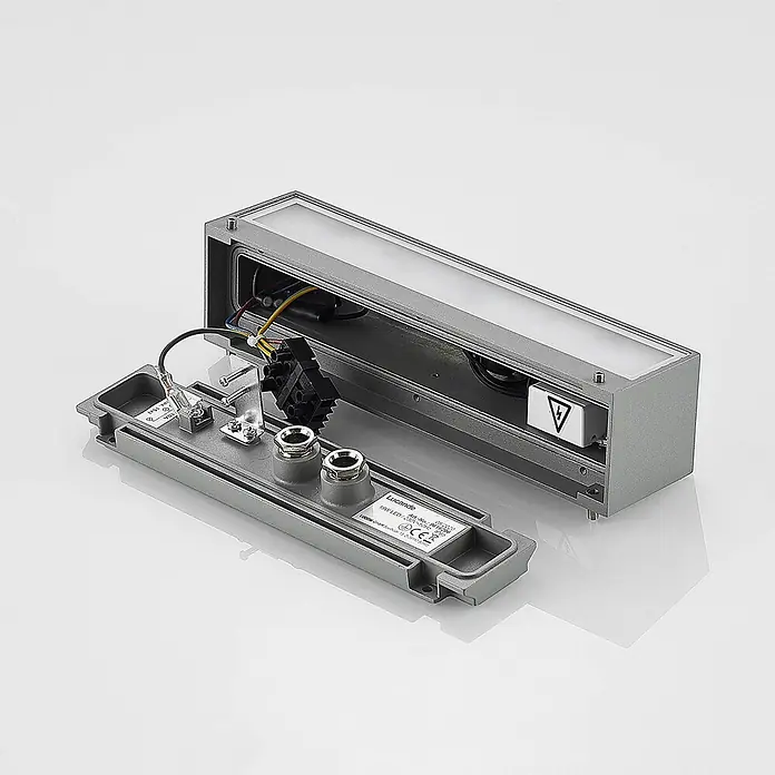 Lucande LED Wandleuchte aussen in silber, Aussenlampe Wand -  - Demontierte rechteckige silbergraue LED-Außenleuchte mit sichtbarer Innenverkabelung und Anschlusspunkten.
