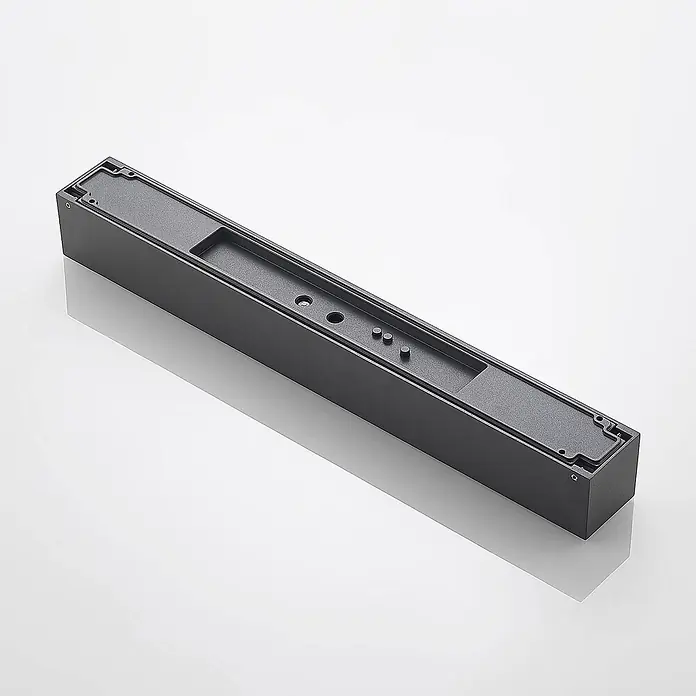 Arcchio LED Wandleuchte aussen in anthrazit, Aussenlampe Wand -  - Dunkelgraues rechteckiges Gehäuse mit offener Oberseite, das interne Fächer, Löcher und kleine Stifte für die Komponentenintegration zeigt.