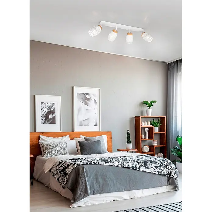 Reality Leuchten Bidar Regleta - 40 W, L x An x Al: 12 x 74 x 27 cm, Blanco, Blanco, E14, 4 ud. - Lámpara de techo blanca con cuatro focos estampados y detalles de madera, iluminando un dormitorio moderno.