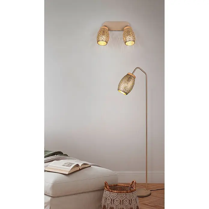 Reality Leuchten Bidar Lámpara de pie - 10 W, Altura: 147 cm, Marrón/Oro, Marrón/Oro, E27 - Dos lámparas doradas, una de pared y una de pie, con patrones geométricos calados, iluminan un ambiente acogedor.