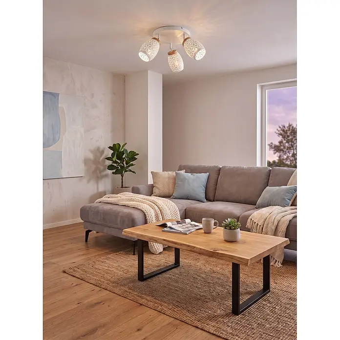 Reality Leuchten Bidar Plafón - 30 W, Blanco, Ø x Al: 58 x 27 cm, Blanco, E14 - Lámpara de techo blanca de tres focos con pantallas estampadas y detalles de madera, iluminando un salón moderno.