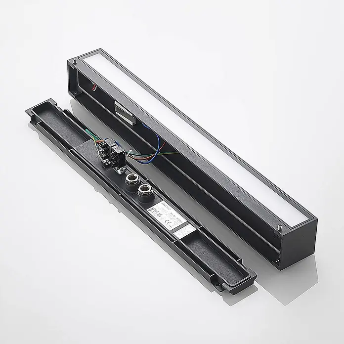 Arcchio LED Wandleuchte aussen in anthrazit, Aussenlampe Wand -  - Dunkelgraue rechteckige LED-Leuchte, teilweise geöffnet, zeigt interne Verkabelung und Anschlüsse.