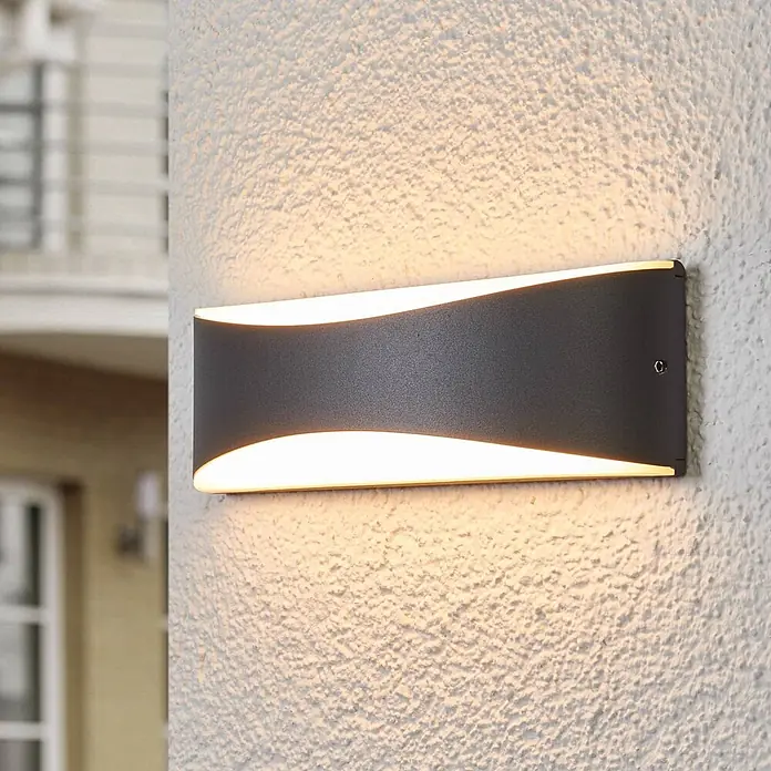 Lucande LED Wandleuchte aussen in anthrazit, weiß satiniert, up down -  - Moderne grauschwarze Wellen-Wandleuchte, die warmes Licht nach oben und unten auf einer strukturierten Wand abgibt.