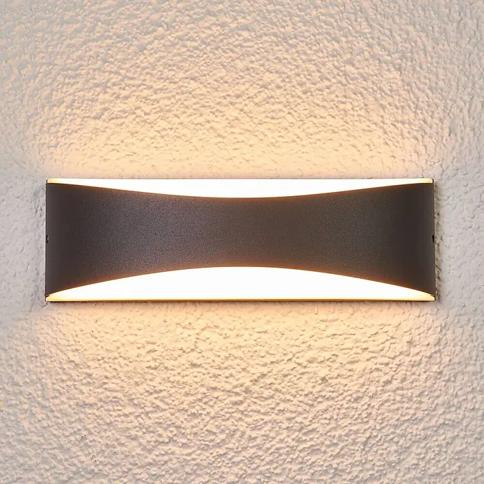 Lucande LED Wandleuchte aussen in anthrazit, weiß satiniert, up down -  - Dunkelgraue, rechteckige Wandleuchte mit Sanduhr-Design, strahlt warmweißes Licht nach oben und unten auf eine strukturierte Wand.