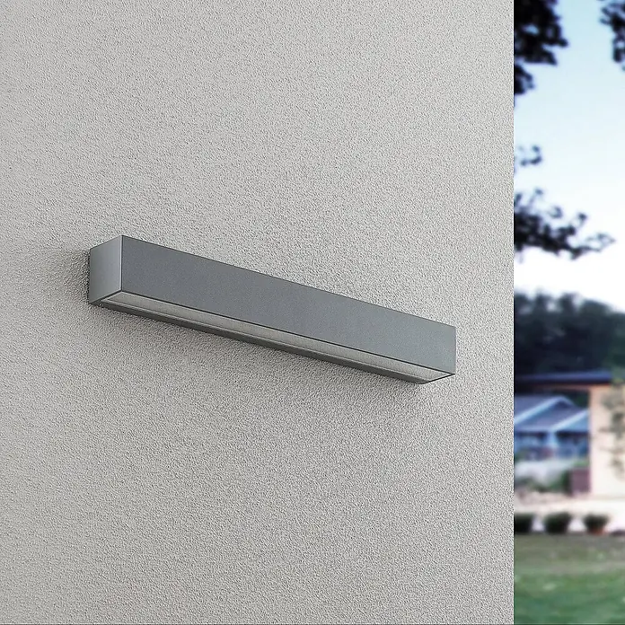 Lucande Außenwandleuchte Lengo - alu / grau / zink, IP65 - Graue rechteckige Außenwandleuchte an einer strukturierten Wand montiert.