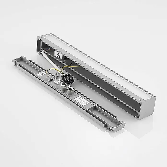 Lucande Außenwandleuchte Lengo - alu / grau / zink, IP65 - Demontierte silbergraue lineare LED-Wandleuchte mit sichtbarer Innenverkabelung und Anschlusspunkten.