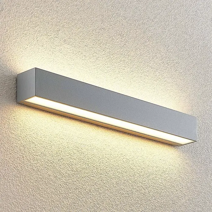 Lucande LED Wandleuchte aussen in silber, Aussenlampe Wand -  - Rechteckige graue Wandleuchte spendet warmes Auf-/Ablicht auf eine strukturierte Wand.