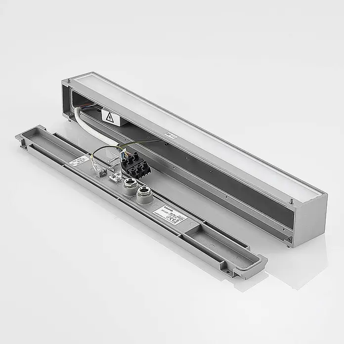 Lucande LED Wandleuchte aussen in silber, Aussenlampe Wand -  - Geöffnete graue LED-Linearleuchte mit sichtbarer Innenverkabelung, Klemmenblock und Anschlüssen.