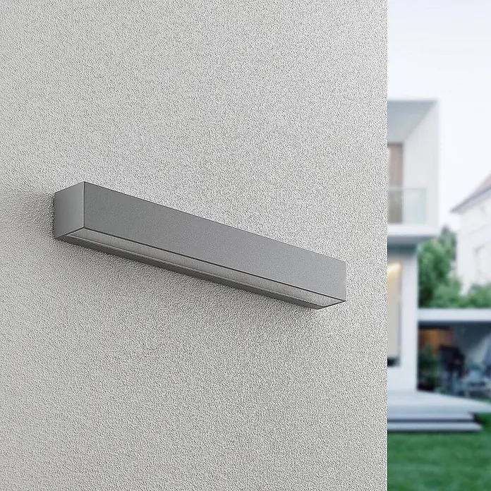 Lucande LED Wandleuchte aussen in silber, Aussenlampe Wand -  - Rechteckige graue Außenwandleuchte an einer strukturierten weißen Wand.