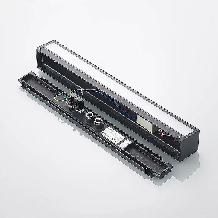Arcchio LED Wandleuchte aussen in anthrazit, Aussenlampe Wand -  - Dunkelgraue rechteckige LED-Außenwandleuchte, zerlegt zeigt interne Verkabelung, Klemmen und IP65-Netzteil.