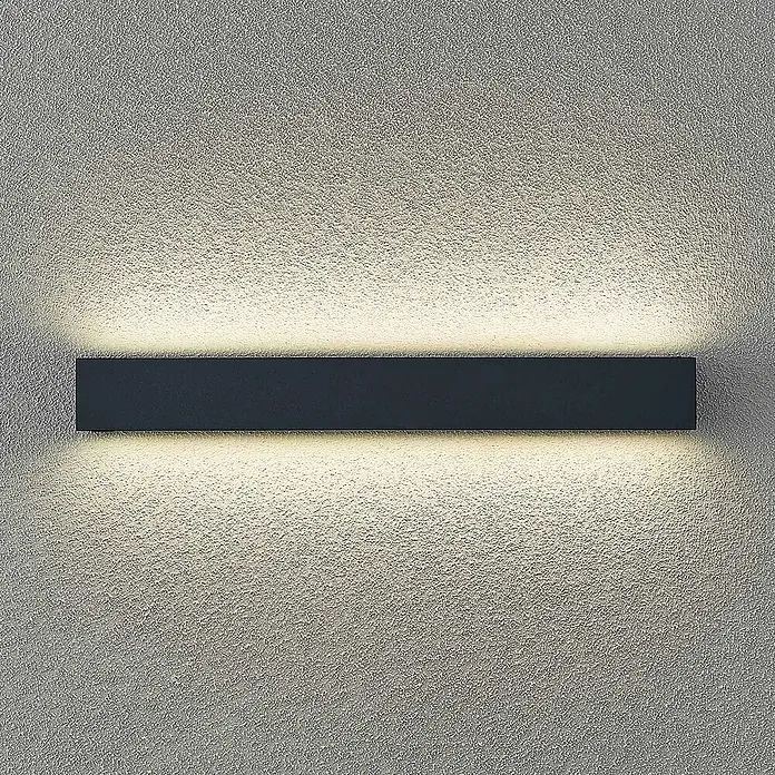 Arcchio LED Wandleuchte aussen in anthrazit, Aussenlampe Wand -  - Dunkle, rechteckige Wandleuchte, die eine strukturierte Wand mit warmem Licht nach oben und unten beleuchtet.