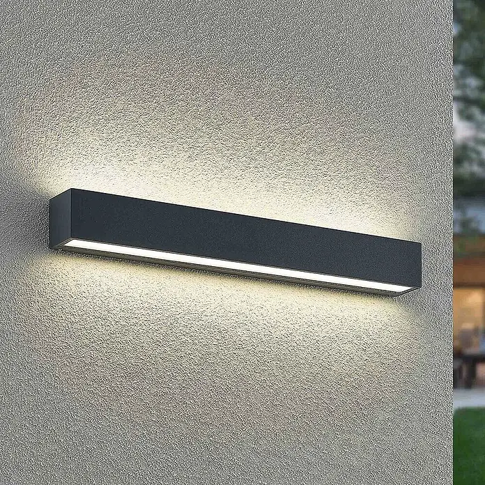 Arcchio LED Wandleuchte aussen in anthrazit, Aussenlampe Wand -  - Dunkle rechteckige Außenwandleuchte an einer strukturierten Wand, die Licht nach oben und unten wirft.