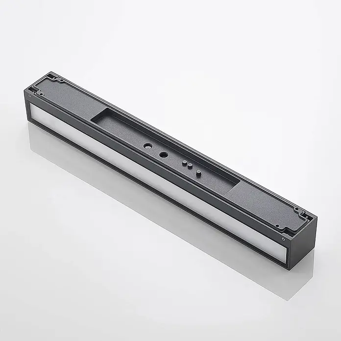 Arcchio LED Wandleuchte aussen in anthrazit, Aussenlampe Wand -  - Dunkelgraue rechteckige LED-Lichtleiste mit weißem Diffusor und Montagevorrichtungen oben.