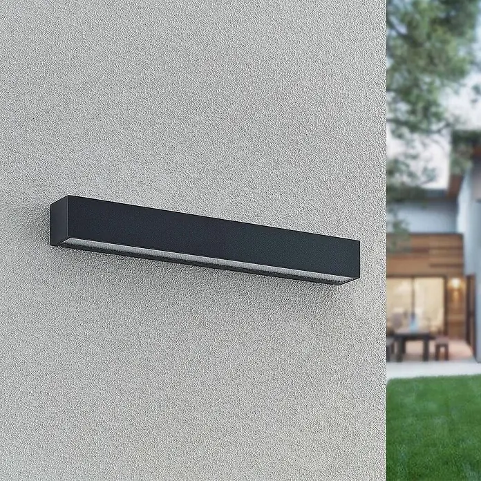 Arcchio LED Wandleuchte aussen in anthrazit, Aussenlampe Wand -  - Dunkelgraue rechteckige Außenwandleuchte an strukturierter Wand, leuchtet nach unten.
