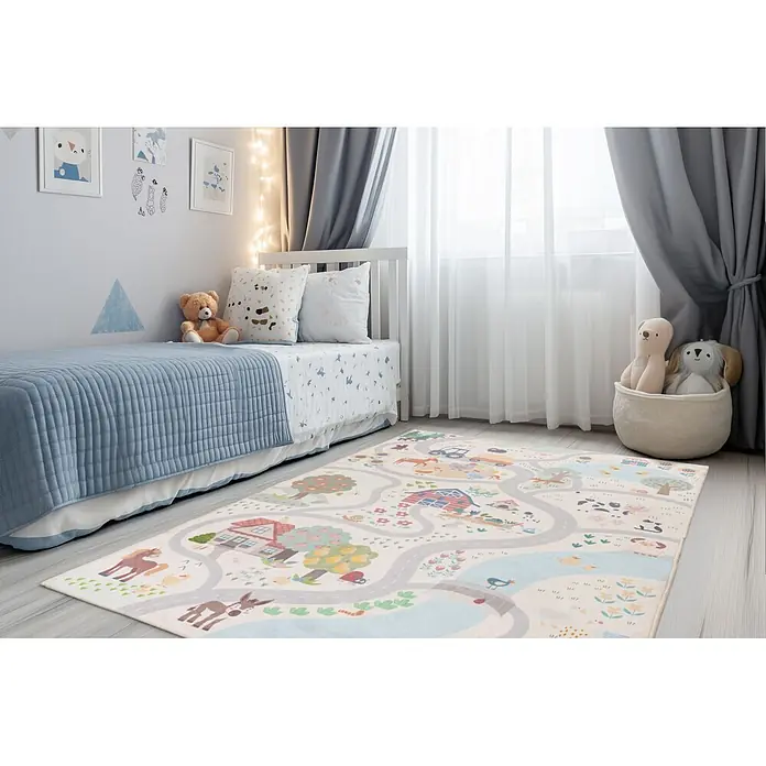 Kayoom Kinderteppich Wonder 133 - Bunt, 160 x 115 cm, 100 % Polyester - Bauernhof-Spielmatte mit Straßen, Häusern, Tieren und Bäumen, auf hellem Holzboden im Kinderzimmer.