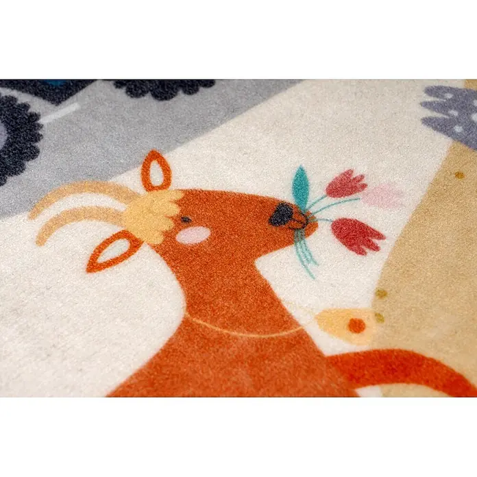 Kayoom Kinderteppich Wonder 133 - Bunt, 160 x 115 cm, 100 % Polyester - Nahaufnahme von weichem Textil mit orange-rotem Ziegen-Tier, das rote Tulpen hält. Dekorative Decke.