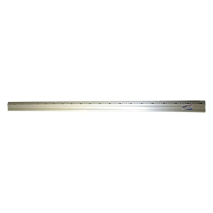 Wisent Lineal - Länge: 1.000 mm, Aluminium - Das Bild zeigt ein langes, silbernes Lineal mit metrischen Markierungen und einer kleinen blauen Etikette an einem Ende.